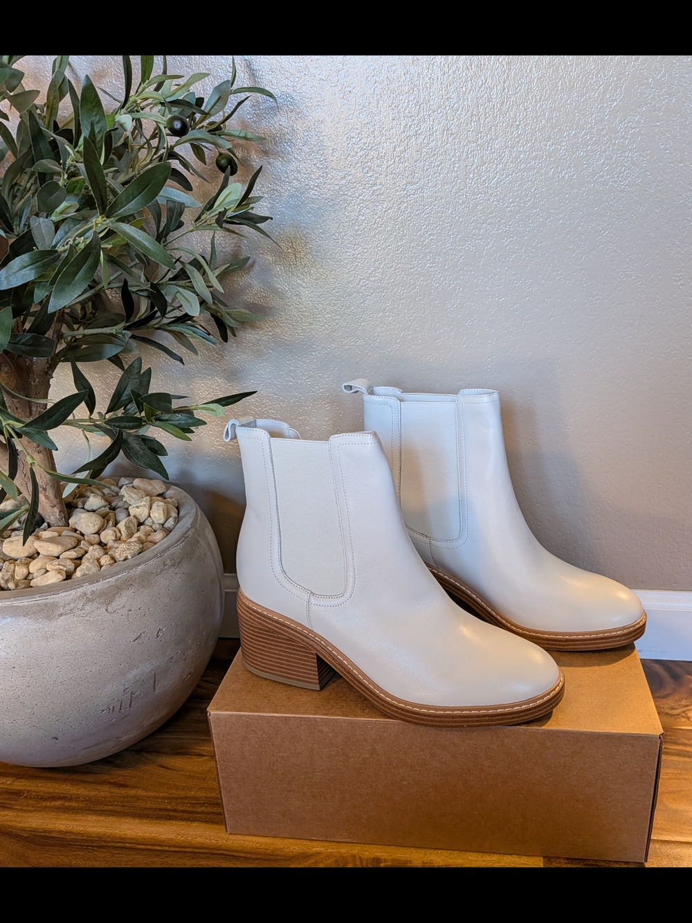 NWT! Marc Fisher White Leather Booties Size 10M